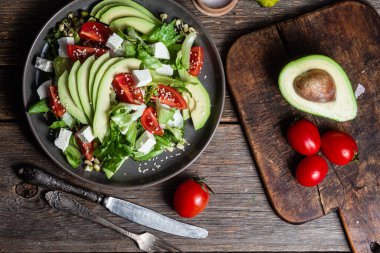 Peynirli salata, avokado ve domates.