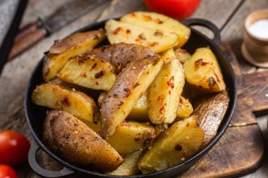 Soslu fırında patates.