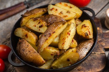 Soslu fırında patates.