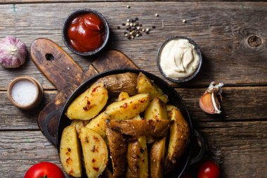 Soslu fırında patates.