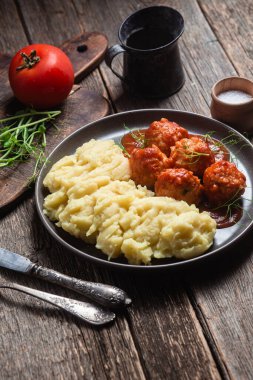 Domates soslu köfteli patates püresi.
