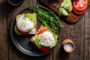Yumurtalı tost, domates ve avokado. Sağlıklı kahvaltı.