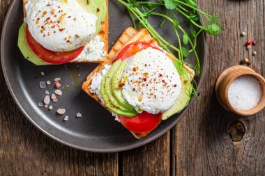 Yumurtalı tost, domates ve avokado. Sağlıklı kahvaltı.