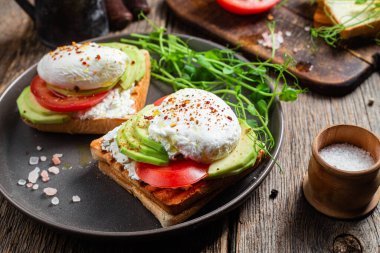 Yumurtalı tost, domates ve avokado. Sağlıklı kahvaltı.