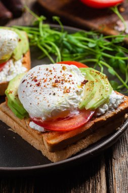 Yumurtalı tost, domates ve avokado. Sağlıklı kahvaltı.