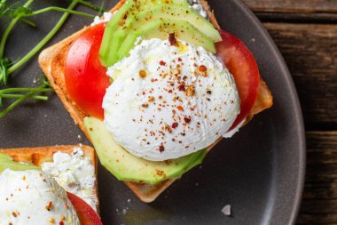 Yumurtalı tost, domates ve avokado. Sağlıklı kahvaltı.