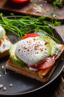 Yumurtalı tost, domates ve avokado. Sağlıklı kahvaltı.
