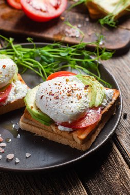 Yumurtalı tost, domates ve avokado. Sağlıklı kahvaltı.