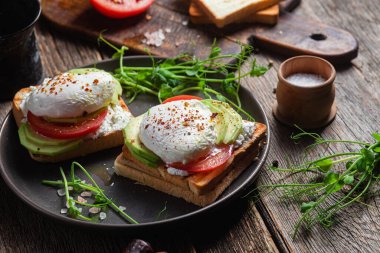 Yumurtalı tost, domates ve avokado. Sağlıklı kahvaltı.