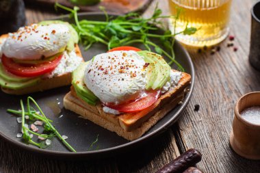 Yumurtalı tost, domates ve avokado. Sağlıklı kahvaltı.