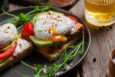 Yumurtalı tost, domates ve avokado. Sağlıklı kahvaltı.
