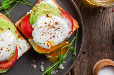 Yumurtalı tost, domates ve avokado. Sağlıklı kahvaltı.