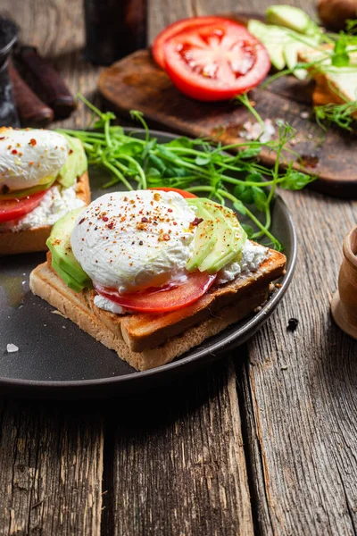 Yumurtalı tost, domates ve avokado. Sağlıklı kahvaltı.