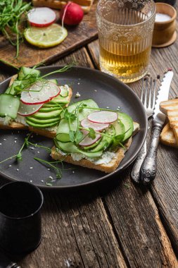 Krem peynirli, yumurtalı, avokadolu, salatalıklı ve turplu tost.