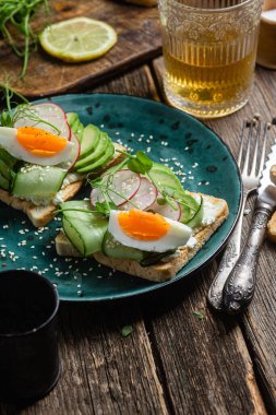 Krem peynirli, yumurtalı, avokadolu, salatalıklı ve turplu tost.