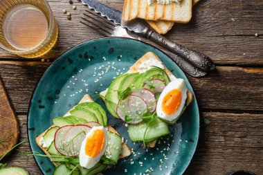 Krem peynirli, yumurtalı, avokadolu, salatalıklı ve turplu tost.