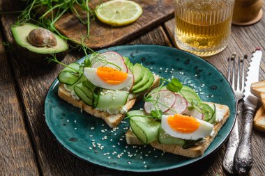 Krem peynirli, yumurtalı, avokadolu, salatalıklı ve turplu tost.