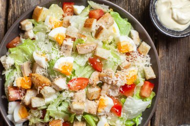 Buzdağı yaprakları, tavuk, yumurta ve domates salatası. Sezar salatası