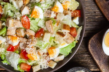 Buzdağı yaprakları, tavuk, yumurta ve domates salatası. Sezar salatası