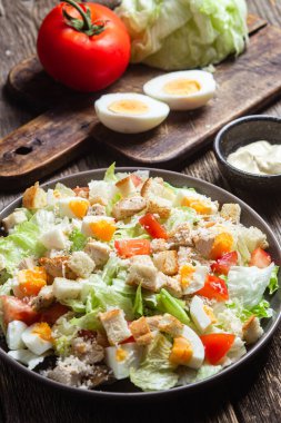 Buzdağı yaprakları, tavuk, yumurta ve domates salatası. Sezar salatası