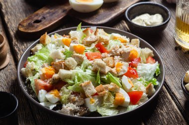 Buzdağı yaprakları, tavuk, yumurta ve domates salatası. Sezar salatası