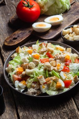 Buzdağı yaprakları, tavuk, yumurta ve domates salatası. Sezar salatası