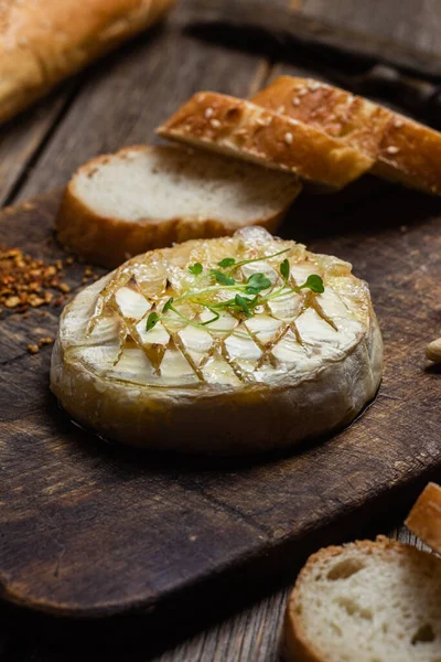 Baked Camembert Cheese Wooden Board Baguette — Stock Photo, Image