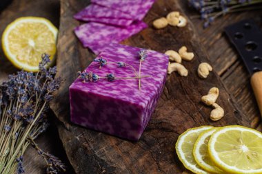 Tahtada lavanta peyniri