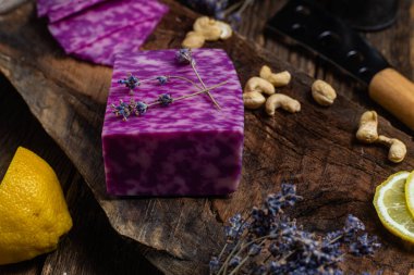 Tahtada lavanta peyniri