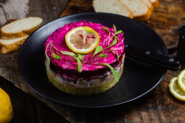 Pancar ve somon dolu bir salata. Salata Shuba