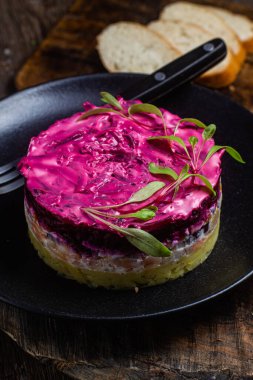 Pancar ve somon dolu bir salata. Salata Shuba