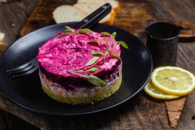 Pancar ve somon dolu bir salata. Salata Shuba