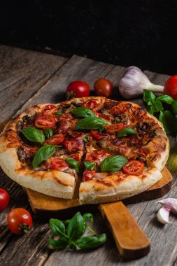 İştah açıcı pizza. Jambonlu, mantarlı ve domatesli pizza.