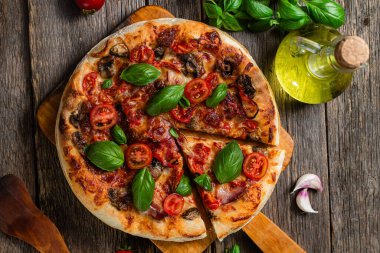 İştah açıcı pizza. Jambonlu, mantarlı ve domatesli pizza.