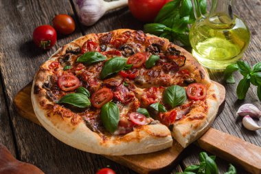 İştah açıcı pizza. Jambonlu, mantarlı ve domatesli pizza.