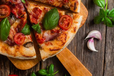 İştah açıcı pizza. Jambonlu, mantarlı ve domatesli pizza.