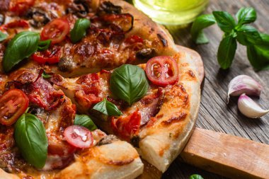 İştah açıcı pizza. Jambonlu, mantarlı ve domatesli pizza.