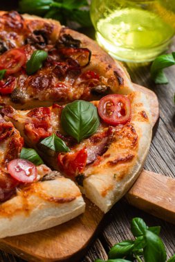 İştah açıcı pizza. Jambonlu, mantarlı ve domatesli pizza.