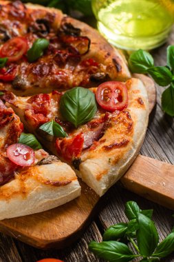 İştah açıcı pizza. Jambonlu, mantarlı ve domatesli pizza.
