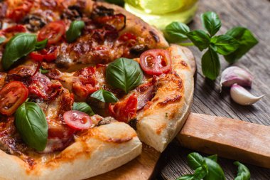 İştah açıcı pizza. Jambonlu, mantarlı ve domatesli pizza.