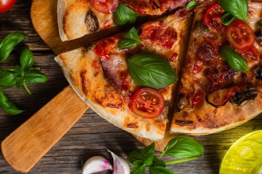 İştah açıcı pizza. Jambonlu, mantarlı ve domatesli pizza.