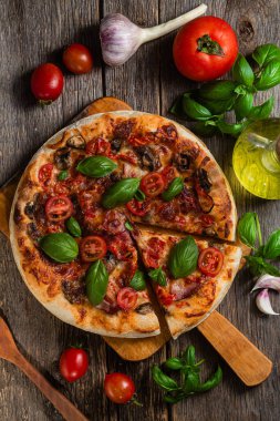 İştah açıcı pizza. Jambonlu, mantarlı ve domatesli pizza.