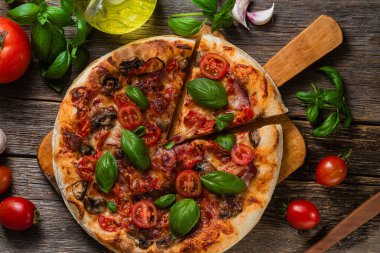 İştah açıcı pizza. Jambonlu, mantarlı ve domatesli pizza.