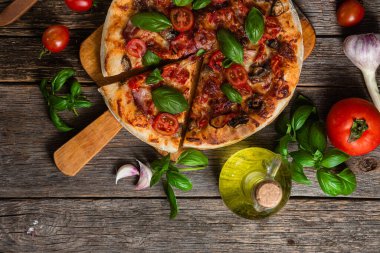 İştah açıcı pizza. Jambonlu, mantarlı ve domatesli pizza.