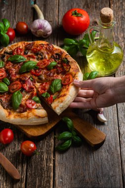 İştah açıcı pizza. Jambonlu, mantarlı ve domatesli pizza.