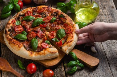 İştah açıcı pizza. Jambonlu, mantarlı ve domatesli pizza.