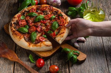 İştah açıcı pizza. Jambonlu, mantarlı ve domatesli pizza.