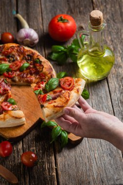 İştah açıcı pizza. Jambonlu, mantarlı ve domatesli pizza.