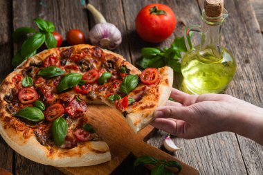 İştah açıcı pizza. Jambonlu, mantarlı ve domatesli pizza.