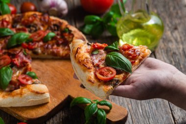 İştah açıcı pizza. Jambonlu, mantarlı ve domatesli pizza.